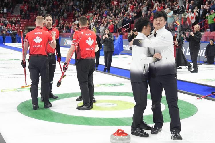 冰壶世锦赛:中国男队2-8负于加拿大,连败两场 冰壶世锦赛:中国男队2-8负于加拿大,连败两场